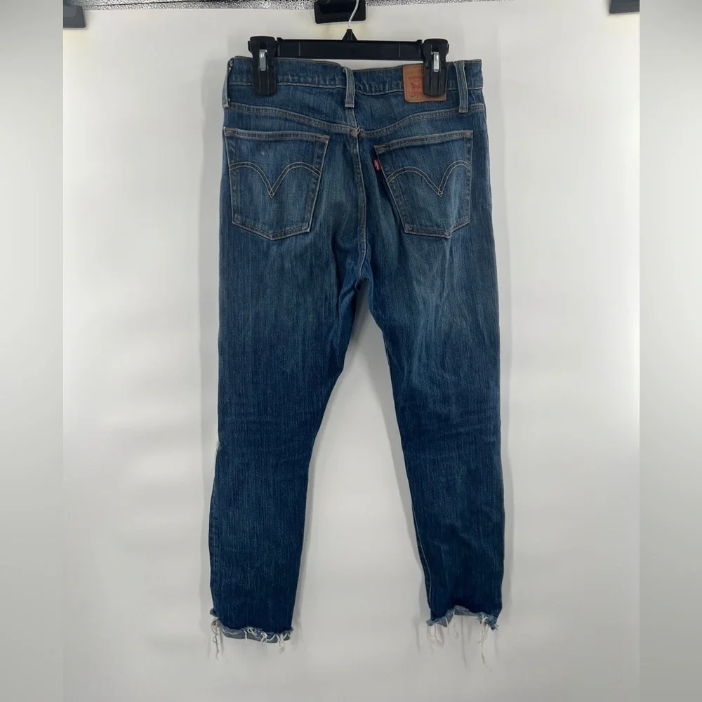 Levis measurements laying